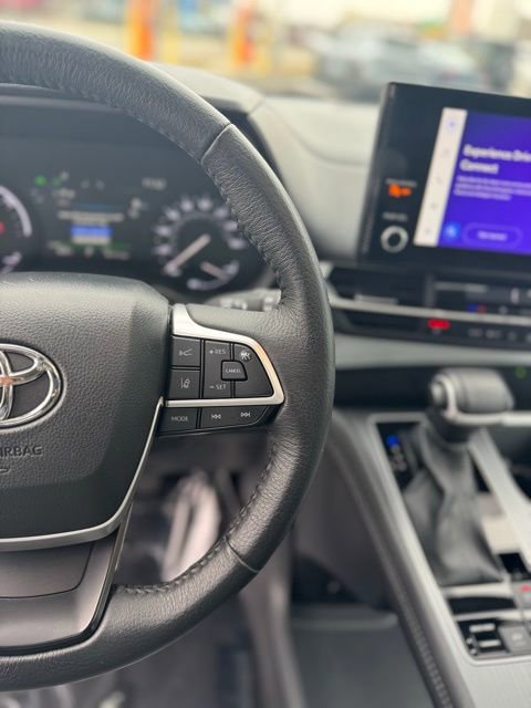 Used 2025 Toyota Sienna XLE image 19