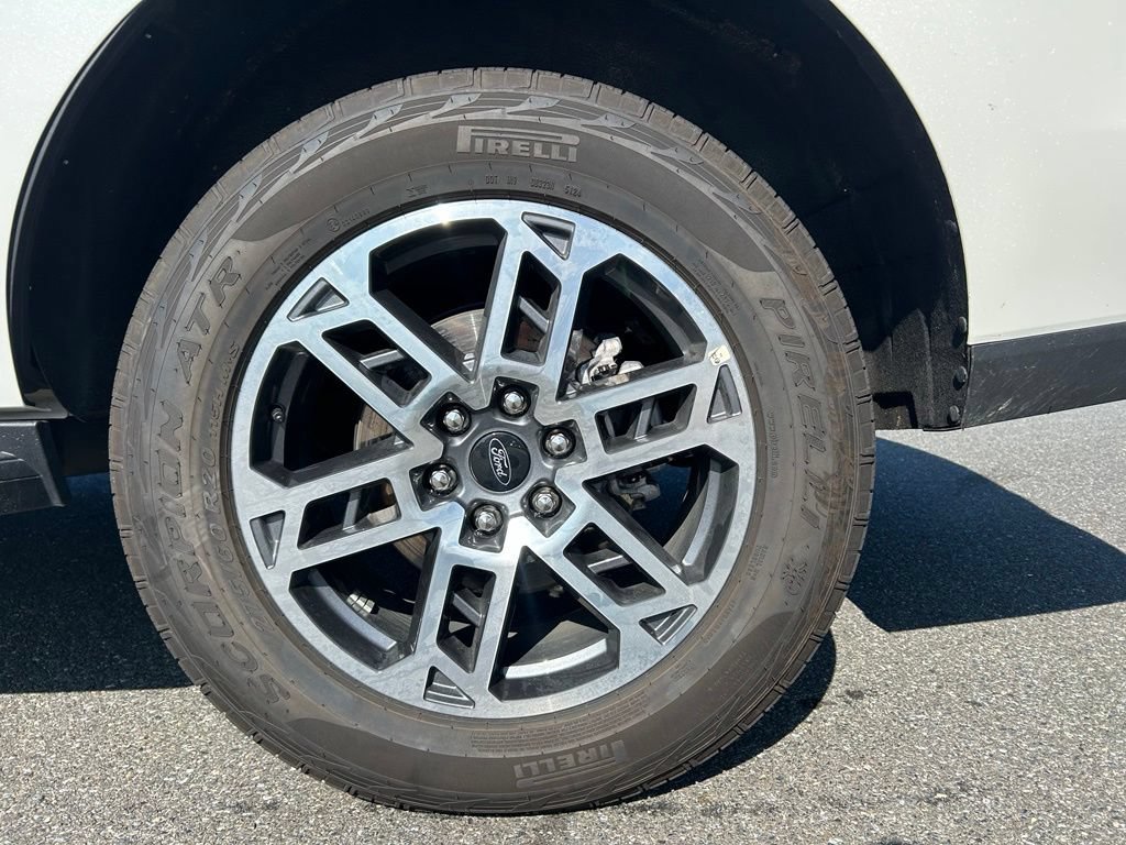 Certified 2025 Ford Expedition Active AWD/4WD image 9