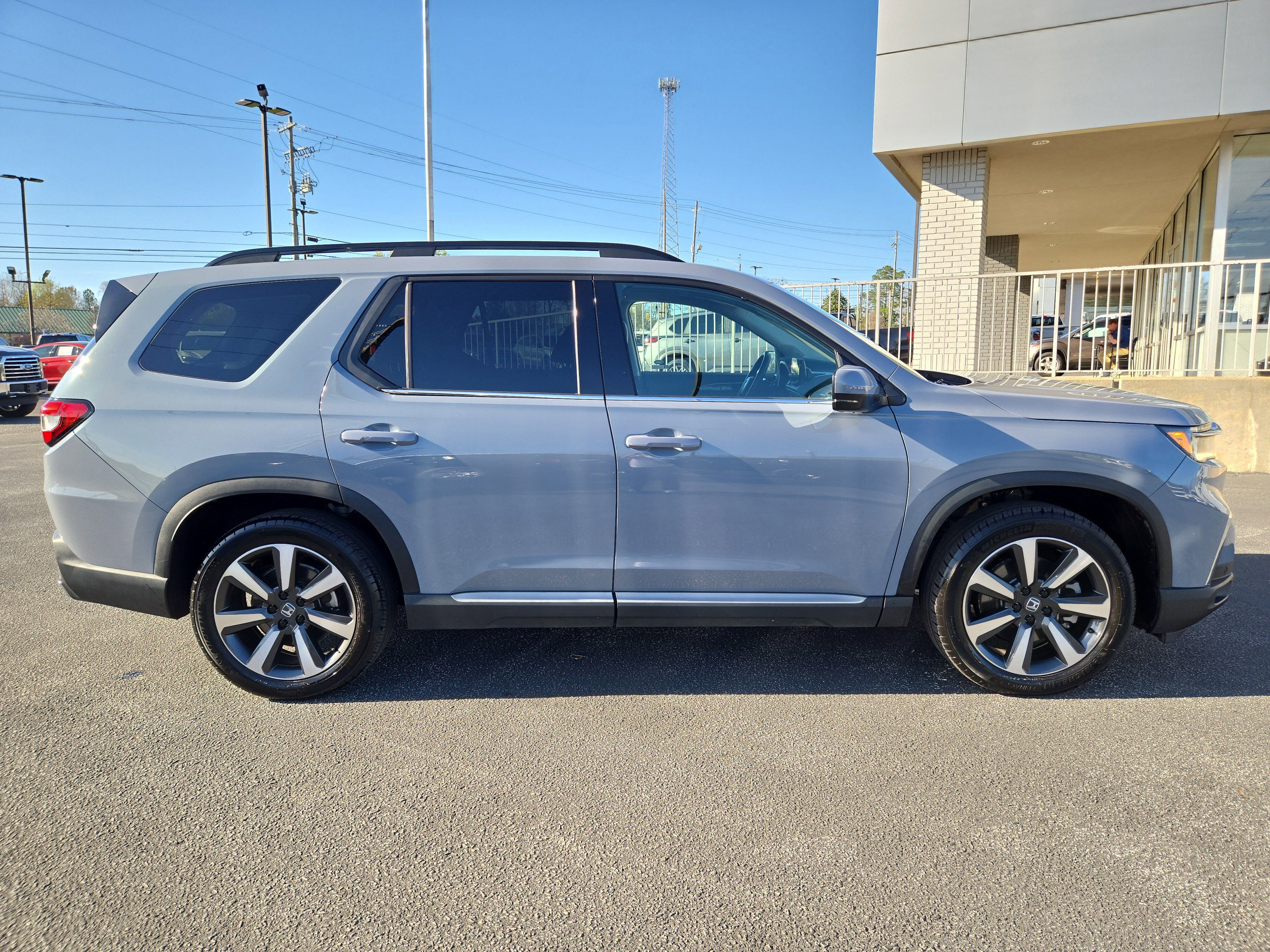 Used 2024 Honda Pilot Touring image 3