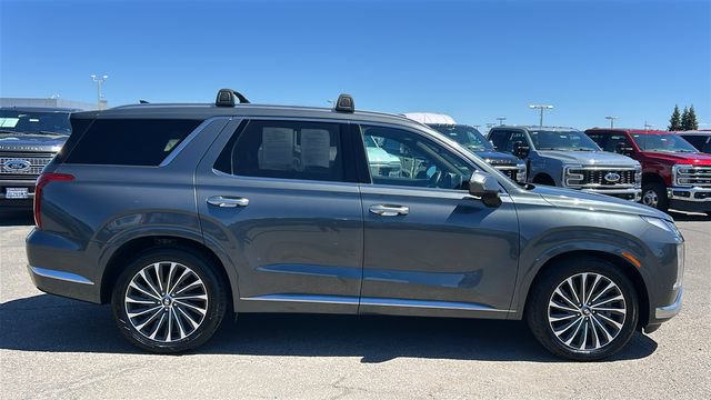 Used 2023 Hyundai Palisade Calligraphy FWD image 2