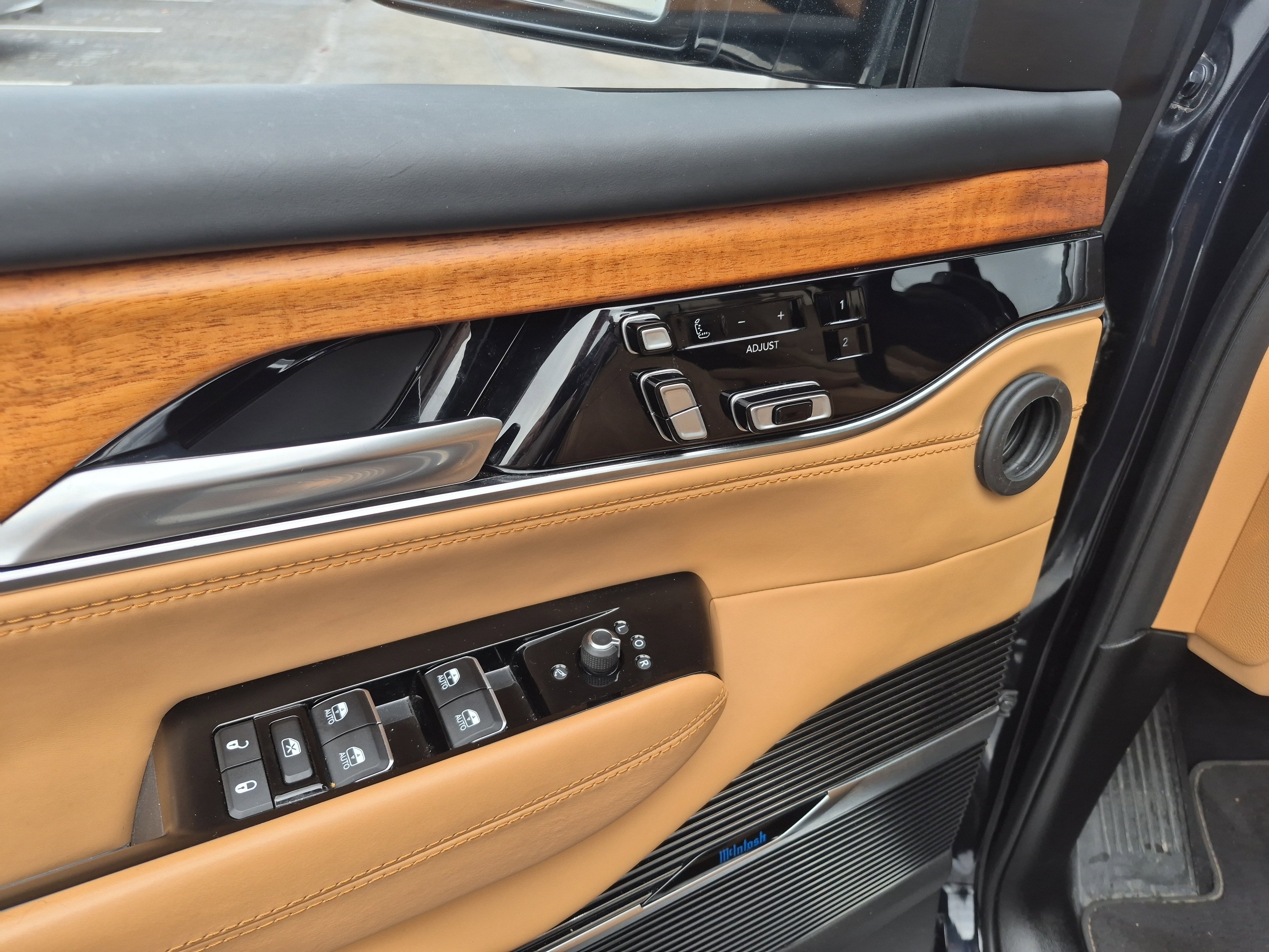 Used 2023 Jeep Grand Wagoneer L Series III image 10