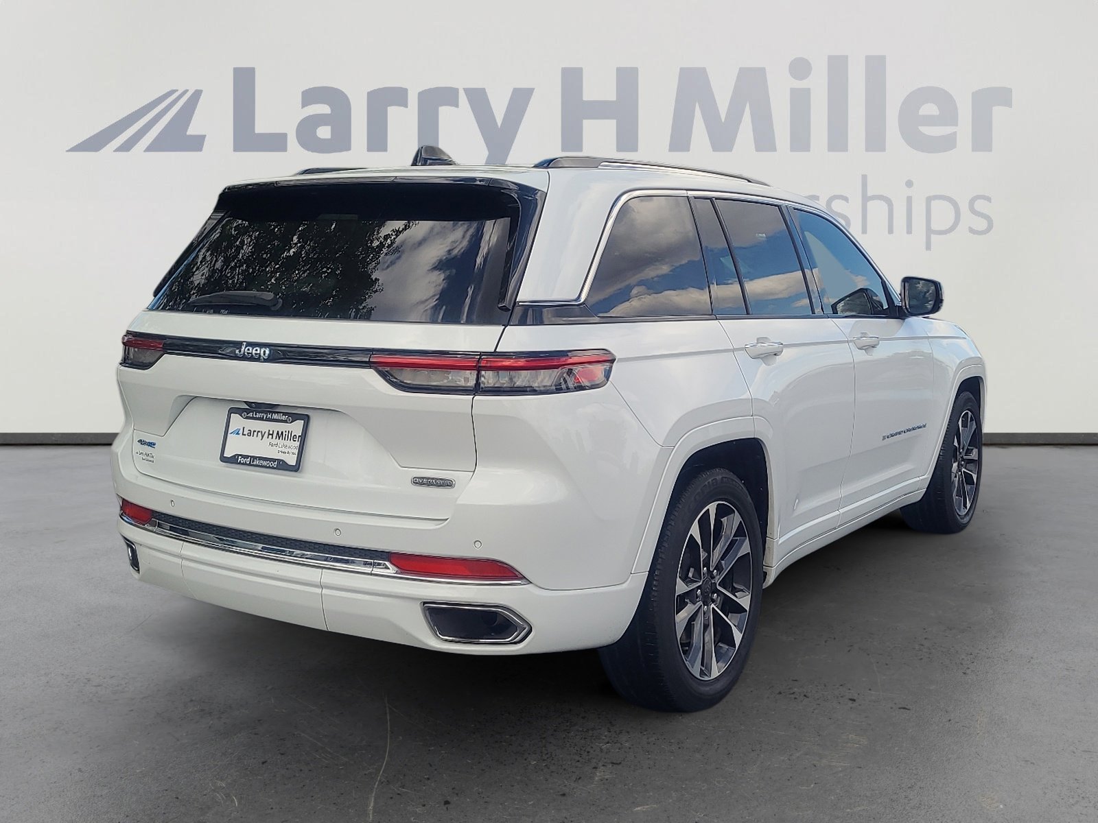 Used 2022 Jeep Grand Cherokee Overland AWD/4WD image 5