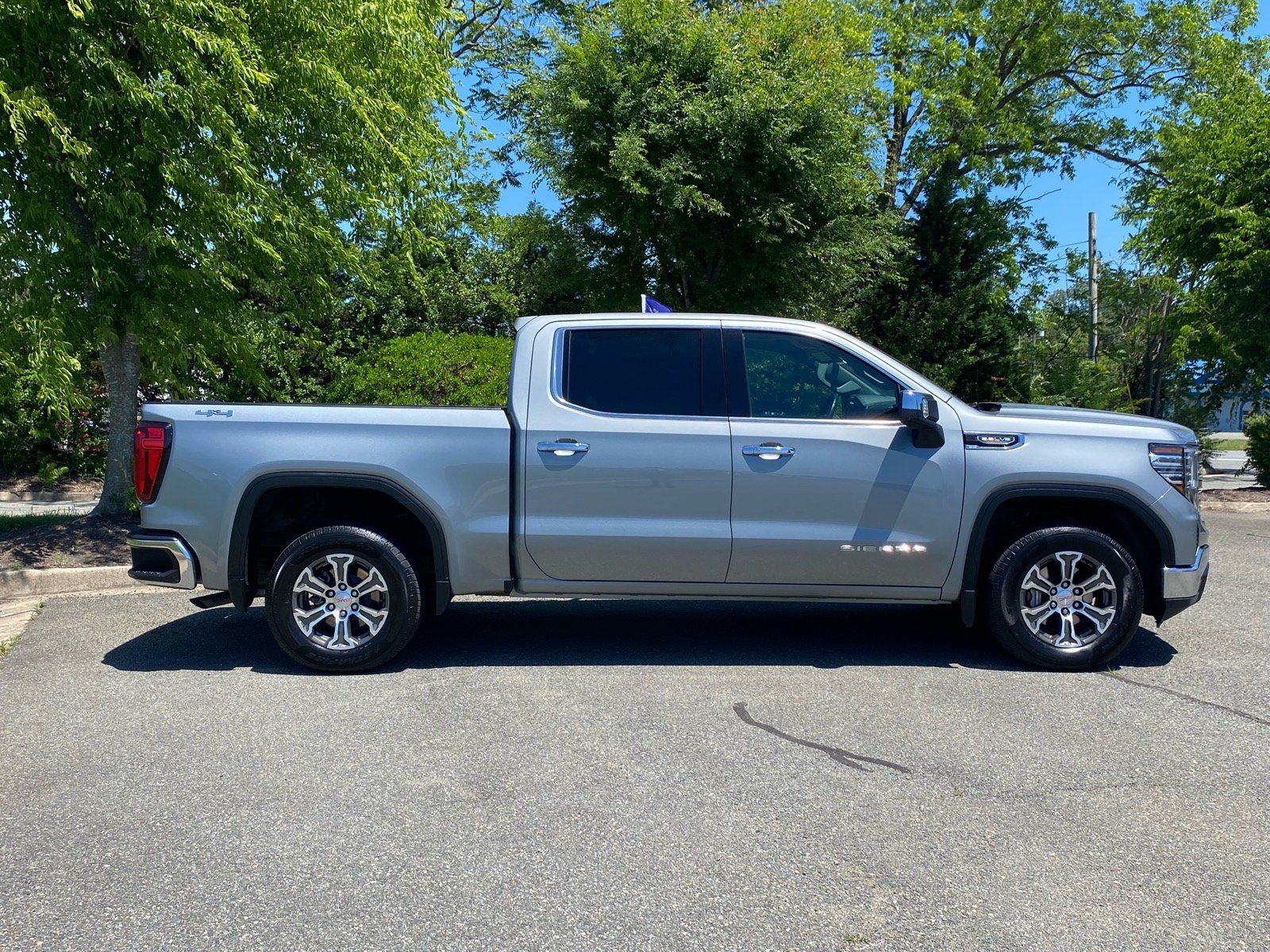 Used 2025 GMC Sierra 1500 SLT AWD/4WD image 3