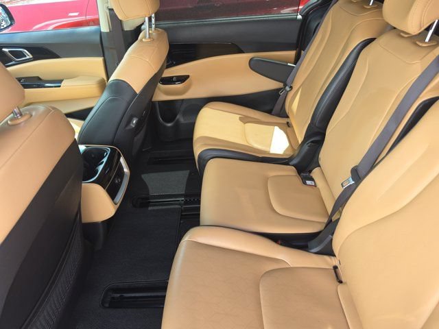 Used 2024 Kia Carnival EX FWD image 8