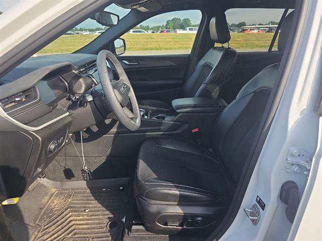 Used 2023 Jeep Grand Cherokee Altitude image 11