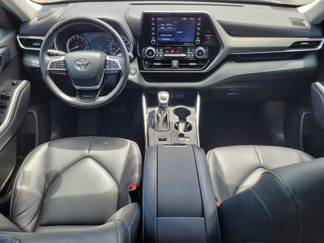 Used 2022 Toyota Highlander XLE FWD image 12