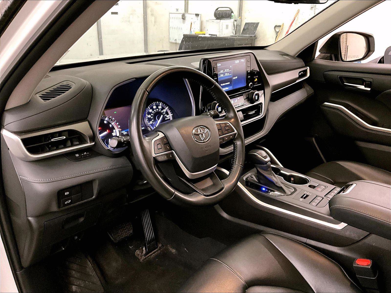 Used 2022 Toyota Highlander XLE AWD/4WD image 12