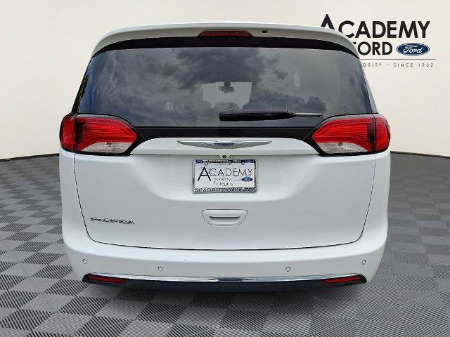 Used 2018 Chrysler Pacifica Touring-L Plus FWD image 5