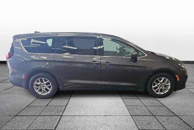 Used 2023 Chrysler Pacifica Touring-L FWD image 4