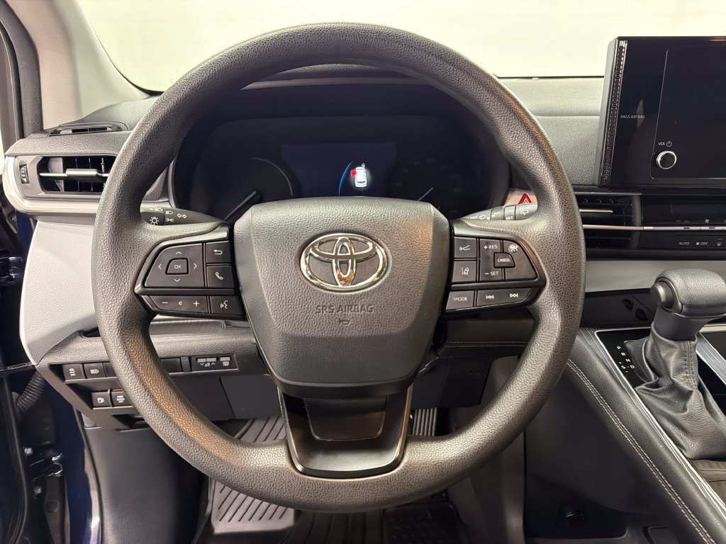 Used 2025 Toyota Sienna LE FWD image 17