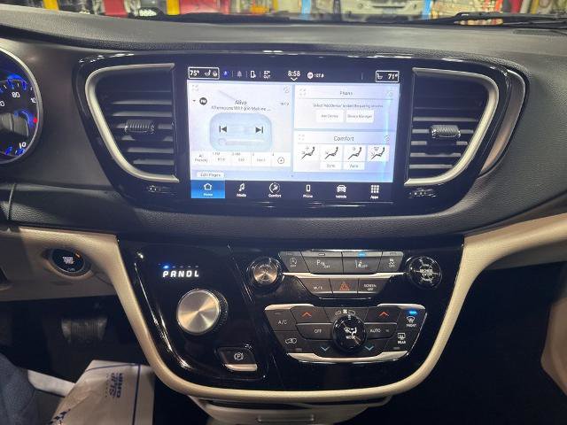 Used 2024 Chrysler Pacifica Touring-L image 18
