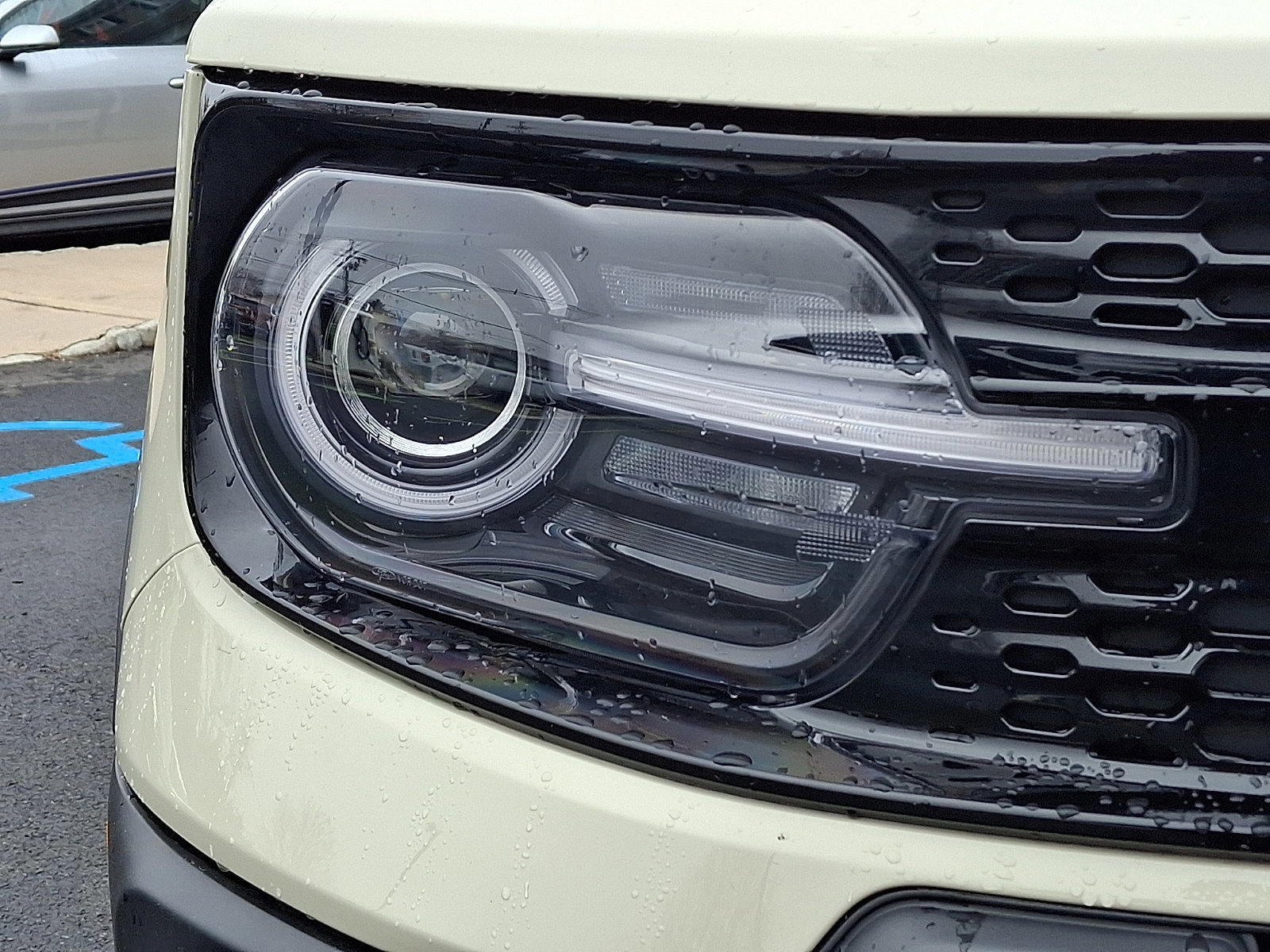 Certified 2025 Ford Bronco Sport Outer Banks w/ Outer Banks Tech Package+ AWD/4WD image 9