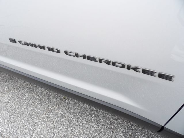 Used 2023 Jeep Grand Cherokee Altitude AWD/4WD image 11