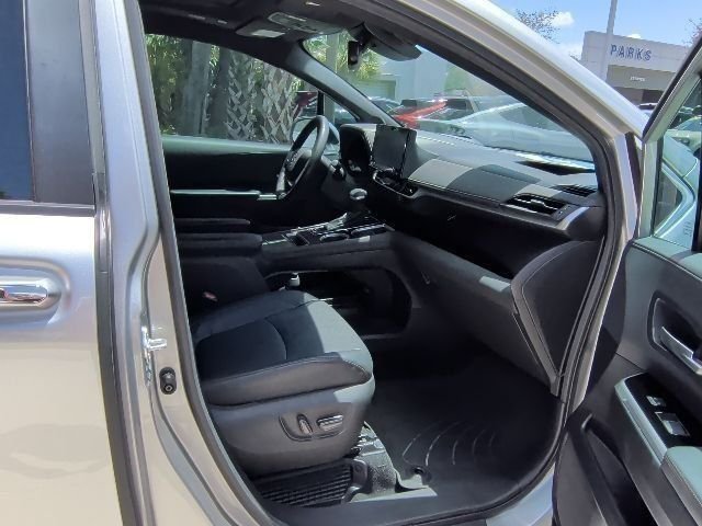 Used 2025 Toyota Sienna Platinum FWD image 19