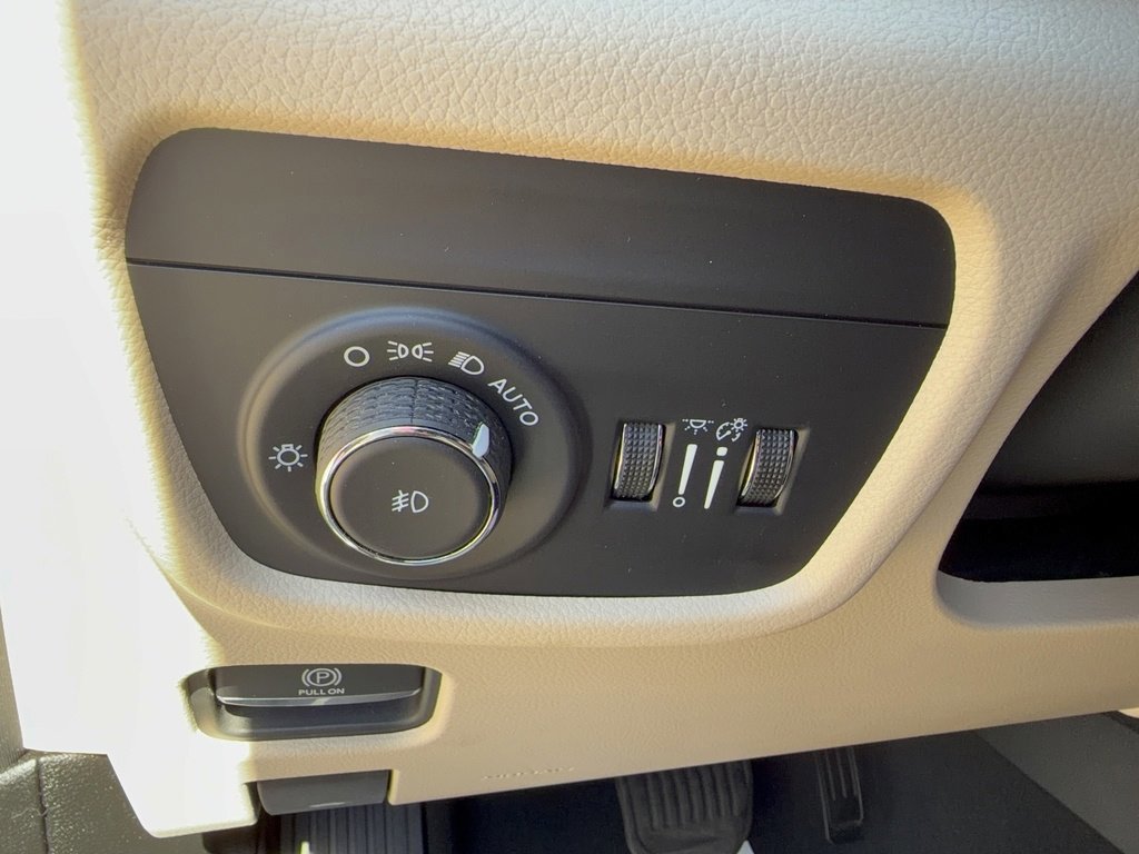 Used 2023 Jeep Grand Cherokee L Limited w/ Luxury Tech Group II image 28