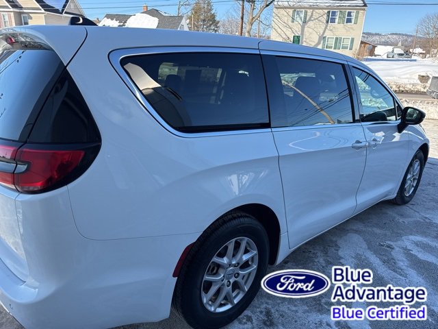 Used 2024 Chrysler Pacifica Touring-L image 6