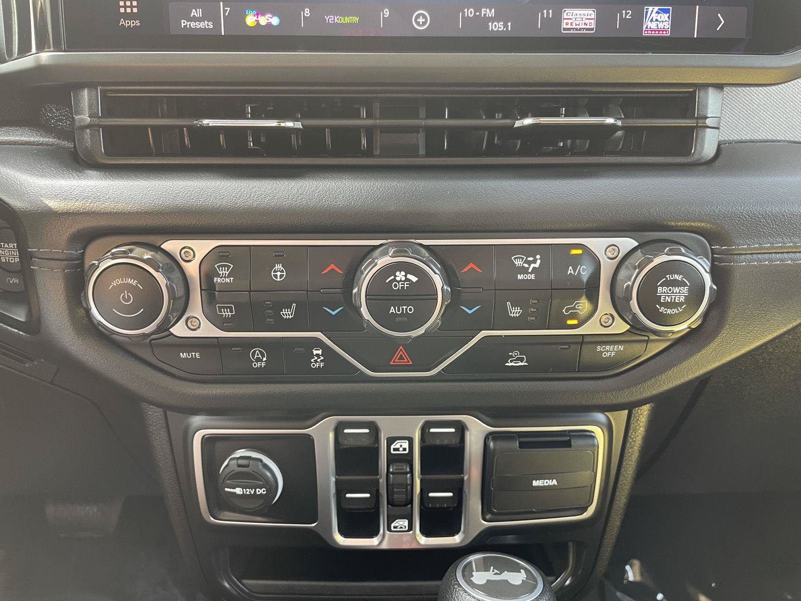Used 2025 Jeep Wrangler Unlimited Sahara AWD/4WD image 26