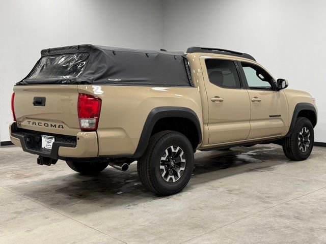 Used 2017 Toyota Tacoma TRD Off-Road image 12