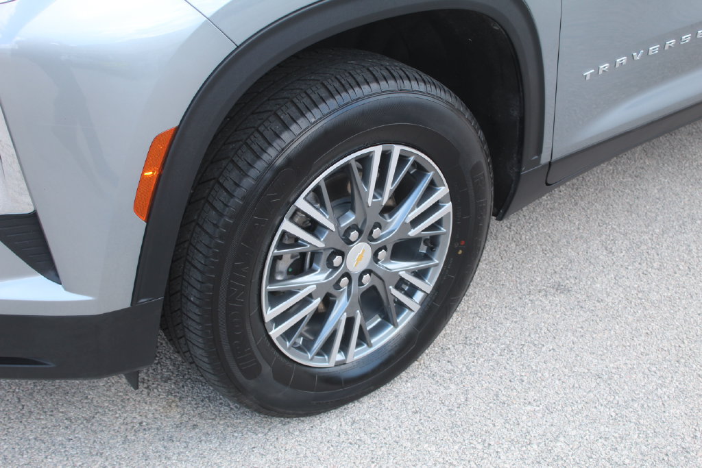Used 2025 Chevrolet Traverse LT FWD image 6