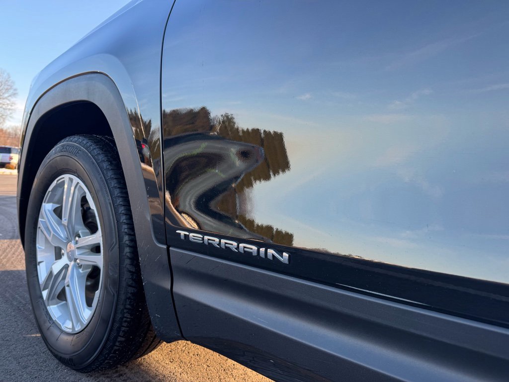 Used 2023 GMC Terrain SLE w/ Driver Convenience Package image 9