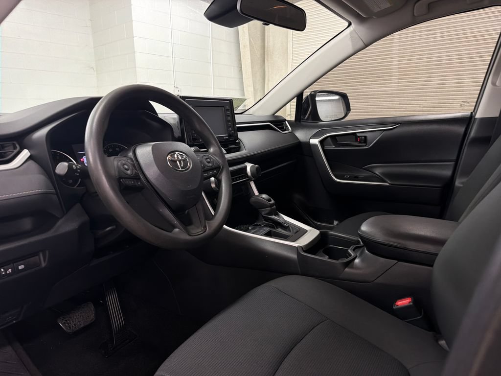 Used 2020 Toyota RAV4 LE FWD image 6