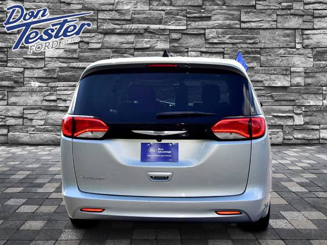 Used 2022 Chrysler Voyager LX FWD image 4