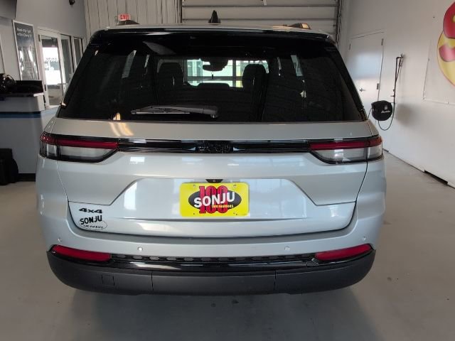 Used 2023 Jeep Grand Cherokee Altitude AWD/4WD image 4