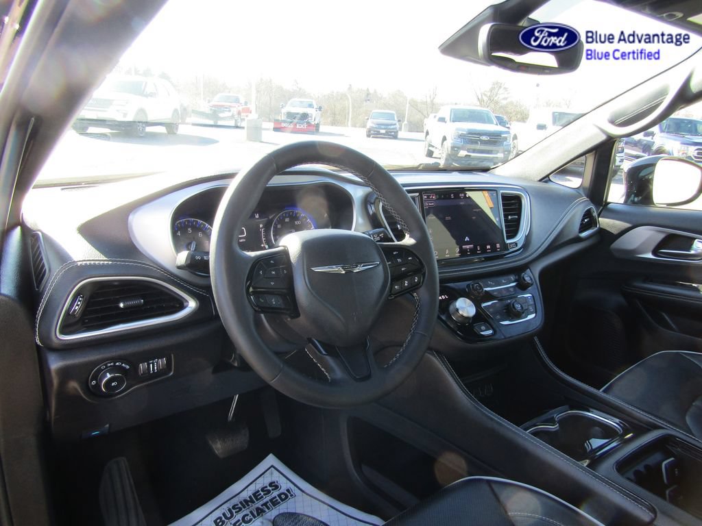 Used 2025 Chrysler Pacifica Limited FWD image 14
