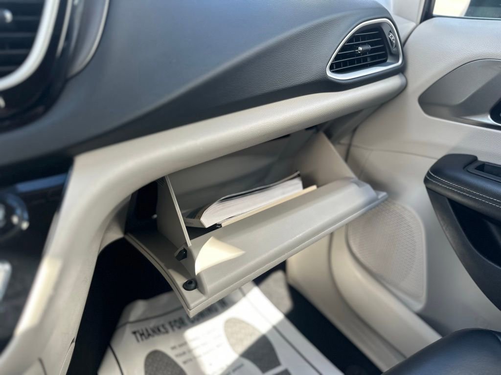 Used 2023 Chrysler Pacifica Touring-L image 29