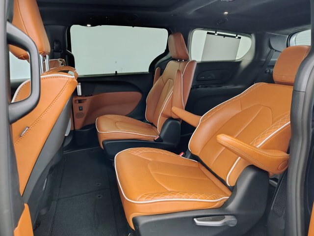 Used 2024 Chrysler Pacifica Pinnacle FWD image 12