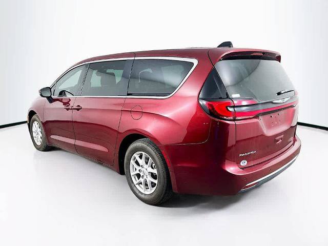 Used 2023 Chrysler Pacifica Touring-L FWD image 4