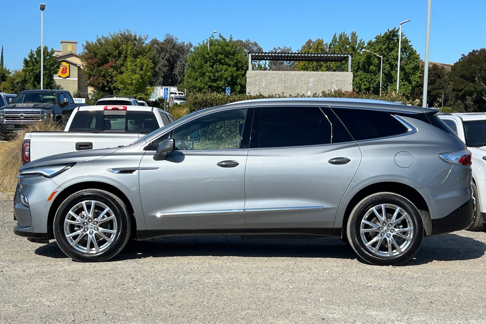 Used 2023 Buick Enclave Premium image 2