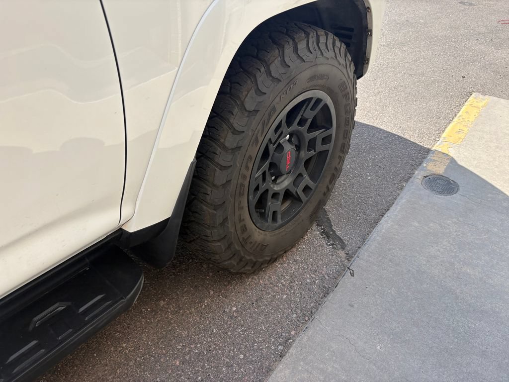 Used 2018 Toyota 4Runner SR5 AWD/4WD image 16