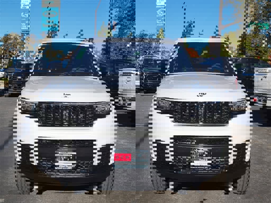 Used 2024 Jeep Grand Cherokee L Laredo image 7