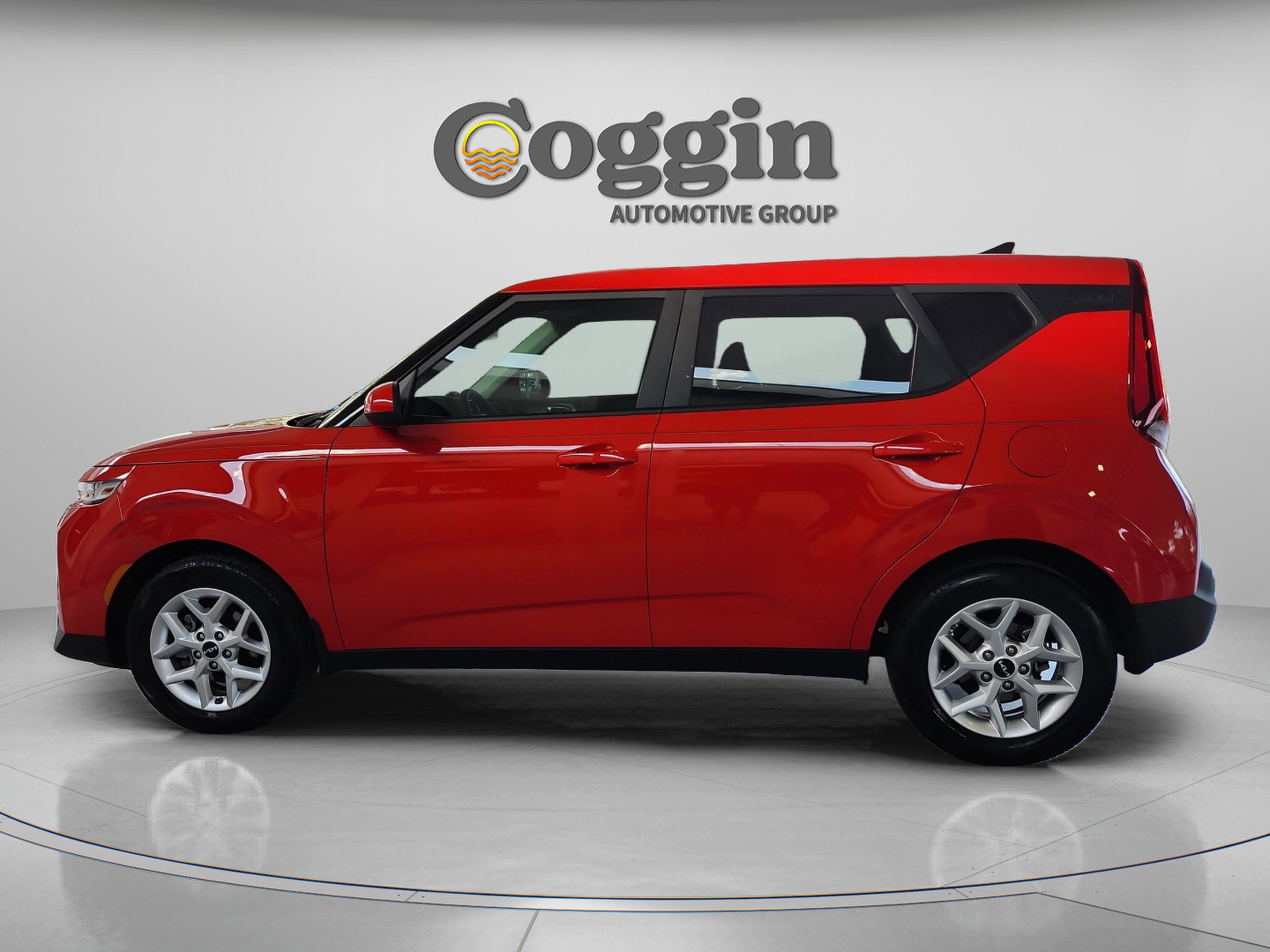 Used 2022 Kia Soul LX w/ Technology Package FWD image 2