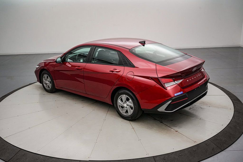 Used 2025 Hyundai Elantra SE image 3