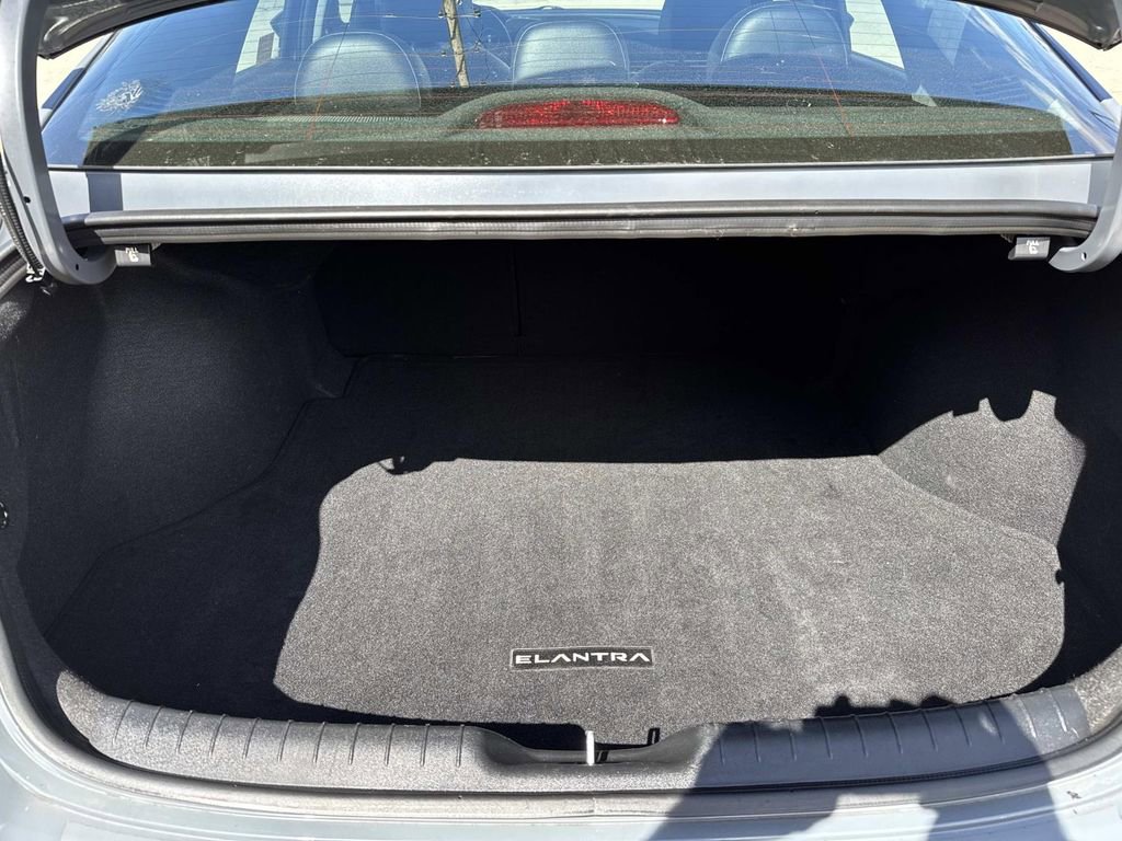 Used 2022 Hyundai Elantra Limited image 12