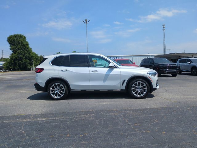 Used 2022 BMW X5 xDrive40i w/ Parking Assistance Package AWD/4WD image 3