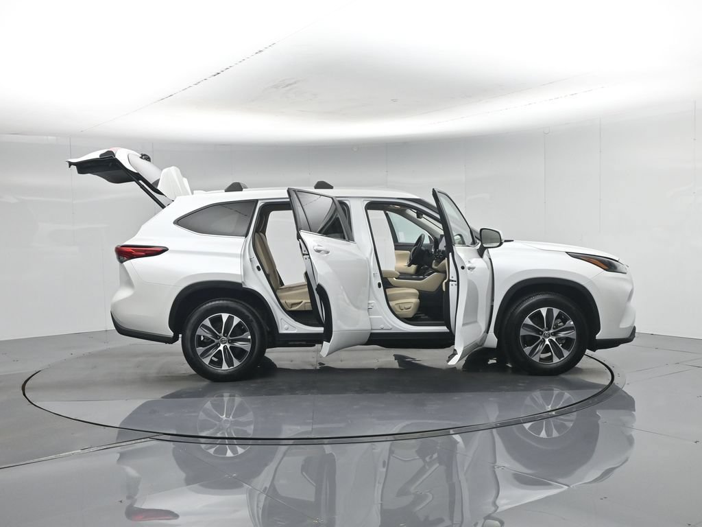 Used 2023 Toyota Highlander XLE FWD image 5