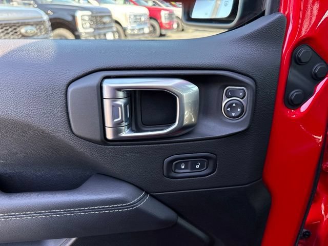 Used 2022 Jeep Wrangler Unlimited Sahara w/ Cold Weather Group AWD/4WD image 18