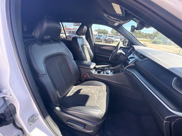 Used 2025 Jeep Grand Cherokee Altitude RWD image 20