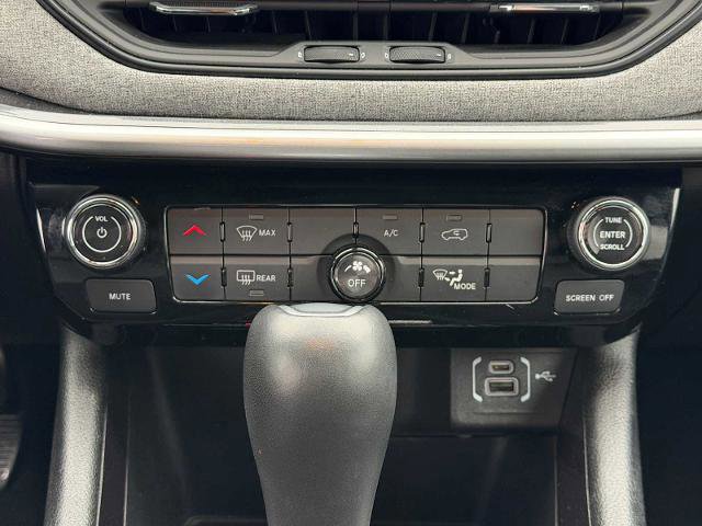 Used 2024 Jeep Compass Latitude image 16