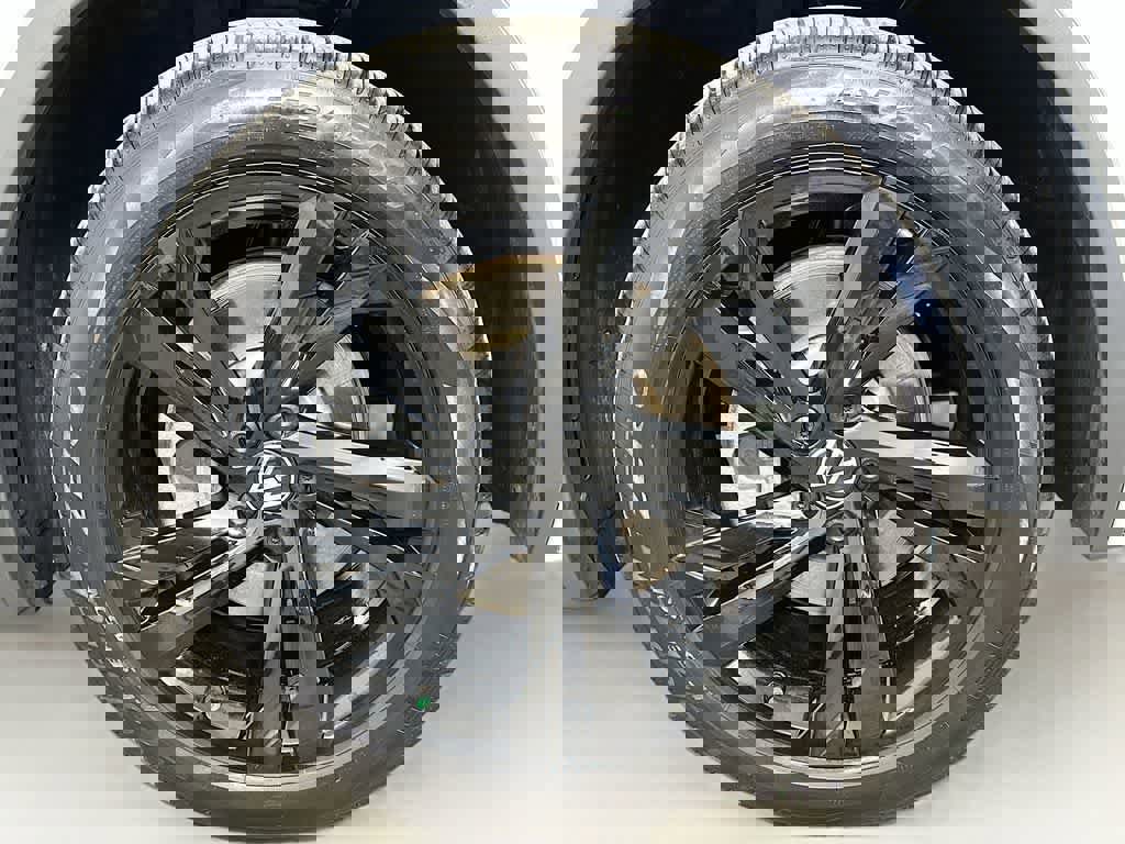 Used 2024 Volkswagen Tiguan SE R-Line image 8