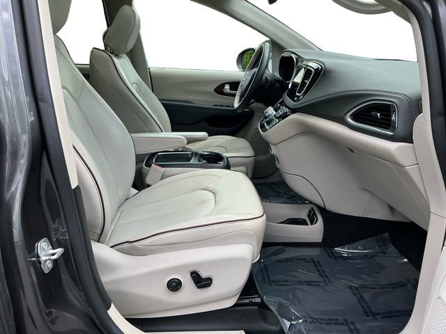 Used 2017 Chrysler Pacifica Limited FWD image 17