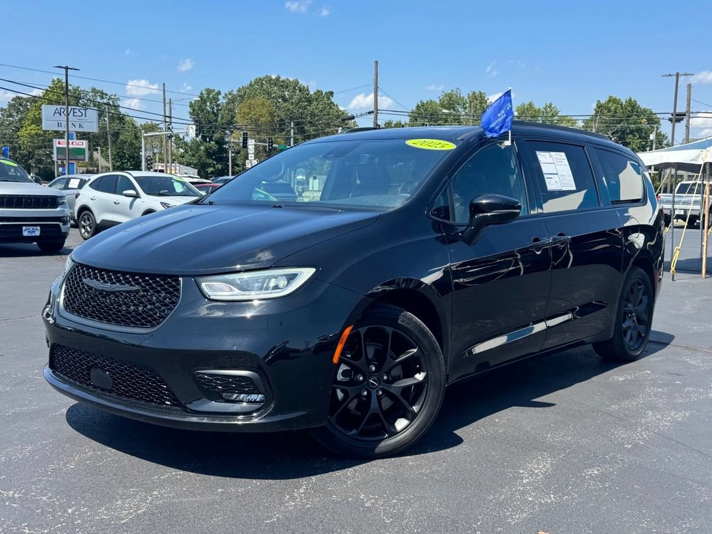 Used 2025 Chrysler Pacifica Limited FWD image 29