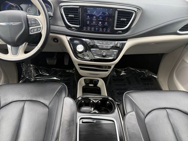 Used 2018 Chrysler Pacifica Limited w/ Tire & Wheel Group FWD image 4