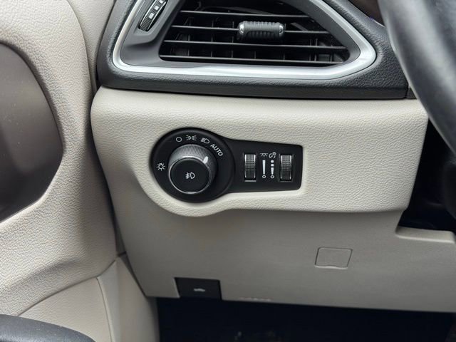 Used 2018 Chrysler Pacifica Touring-L Plus FWD image 40