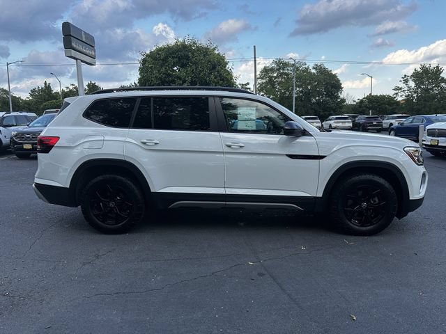 Used 2024 Volkswagen Atlas Peak Edition SE AWD/4WD image 4