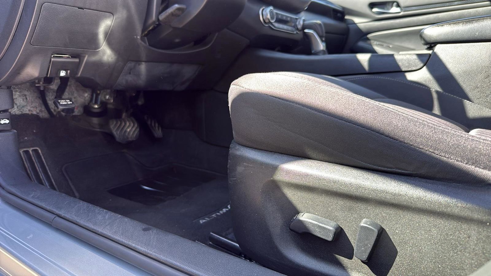 Used 2024 Nissan Altima 2.5 SV image 11