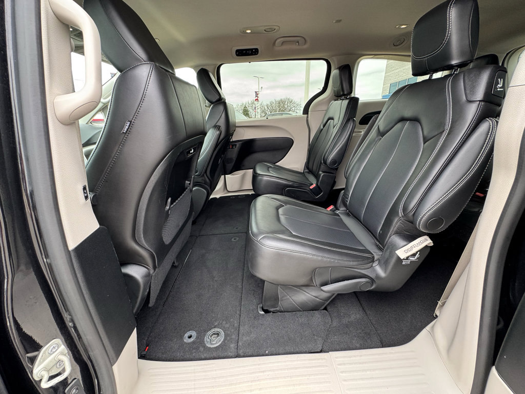 Used 2023 Chrysler Pacifica Touring-L FWD image 27